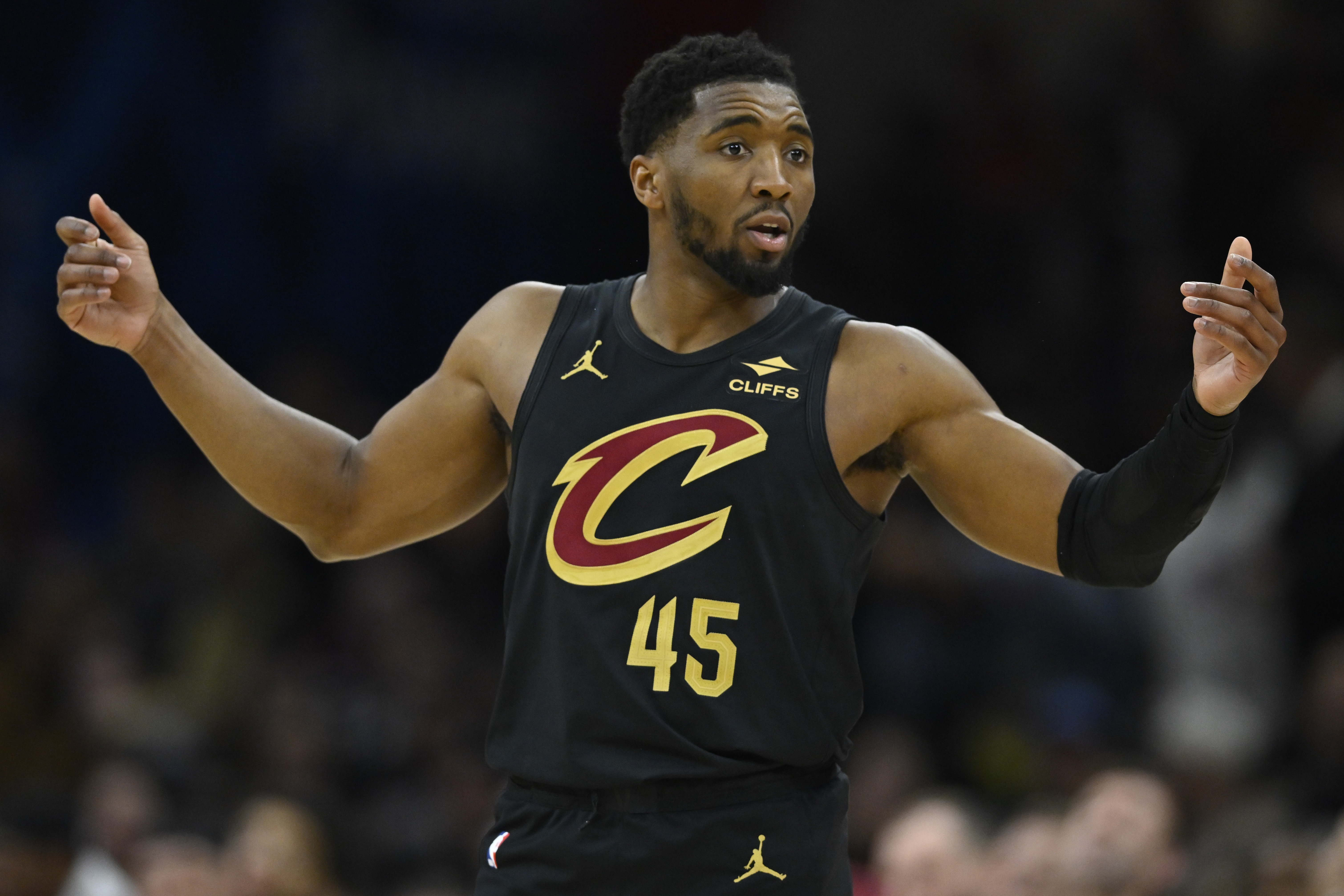 开云全站下载-再加把劲儿！米切尔半场首发17分钟 13中6&amp;三分4中1砍16分2板