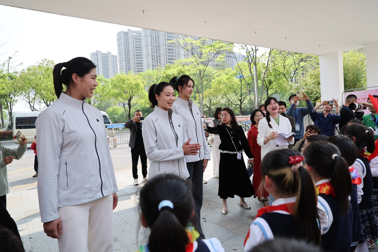 开云全站网站-里约夺冠十周年 女排冠军进校园
